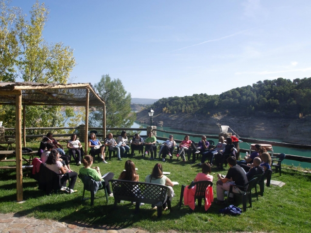 Charla en grupo al aire libre